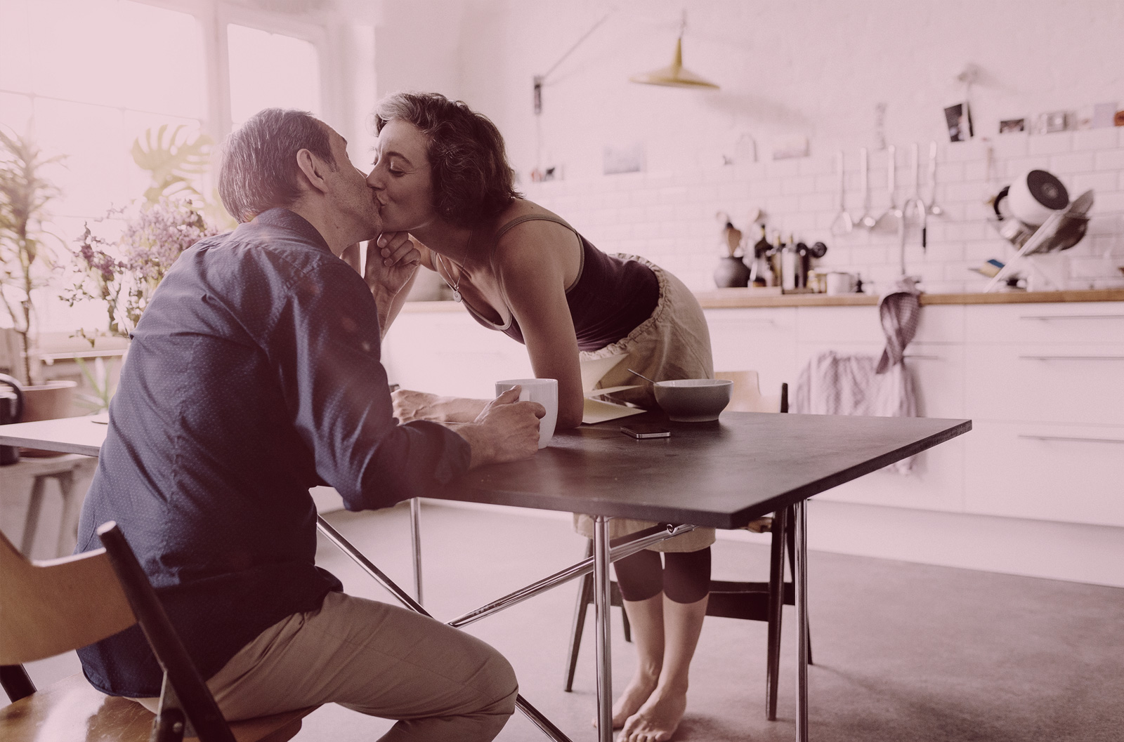 couple-workshops couple kissing